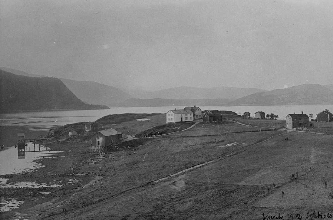 Leirfjord, Leland. Nerhaugen med Bergh-brygga, handelssted (nå museum). I bakgrunnen sees Breivika.
Bildet er brukt i Leirfjordkalenderen - september 1996.
Nytt bilde av motivet LEF.F.02296