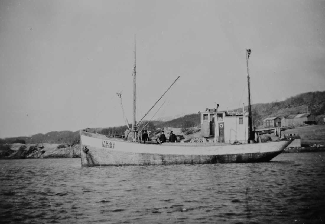 Leirfjord. M. K. (motorkutteren) "Åkvik". Båten forliste på Rota i 1965 og skipper Ole Norum Hansen omkom under forliset.
Bildet er brukt i Leirfjordkalenderen - april 1997