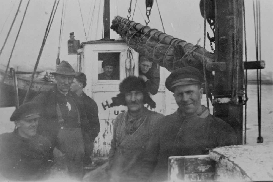 Leirfjord. M. K. "Heimen" (motorkutteren) fra Utnes. Nr. 2 f.h.: Arthur Utnes (skipper), lengst t.h.: Johan Grønvik. Resten er ukjente.