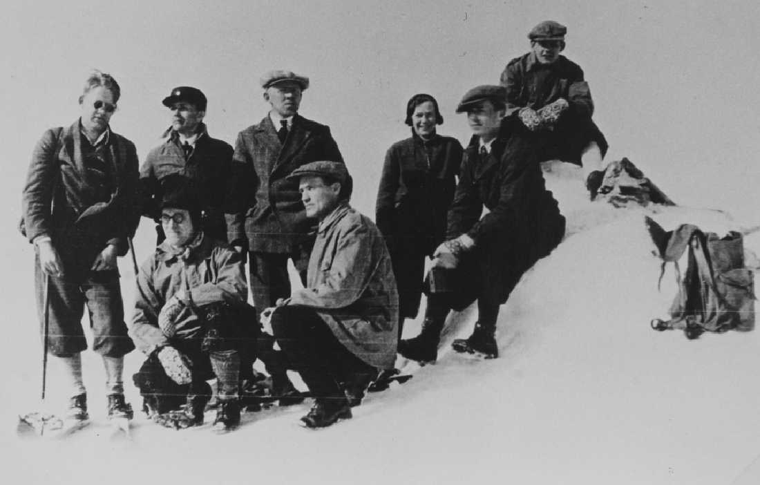 Leirfjord, Simsødalen. Skitur til Lihodet (Lihøve) 801m.o.h. På bilde sees b.f.v.: Hans Nagelstad (provisor), Einar Johansen (baker), Oskar Eide (maler), Ingrid Nordnes Nilsson, Per Breivik, Per Lillegaard. F.f.v.: Sverre Rattsø (disponent). Ingvar Logstein (lærer).
Bildet er brukt i Leirfjordkalenderen - februar 2007