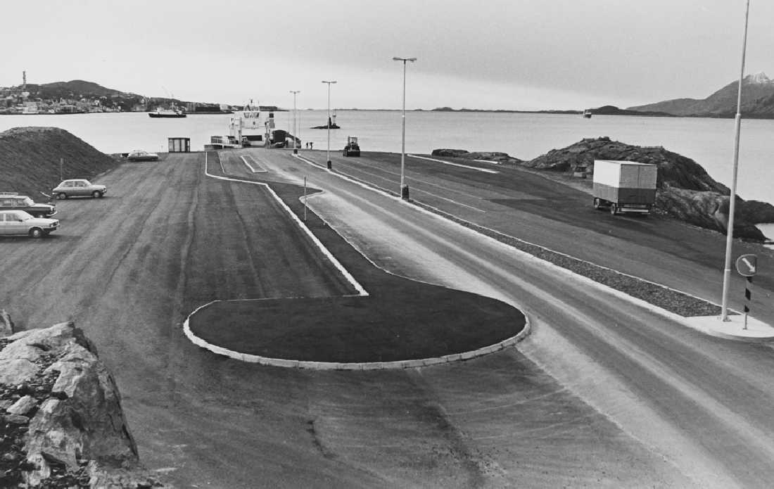 Leirfjord, Leinesodden. Ferjeleie i Leinesodden m/ Sandnessjøen i bakgrunn