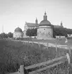 Vadstena slott 1915. Beslutad av Gustaf Vasa och uppförd som försvarsanläggning från mitten av 1500-talet. Vy från sydost.