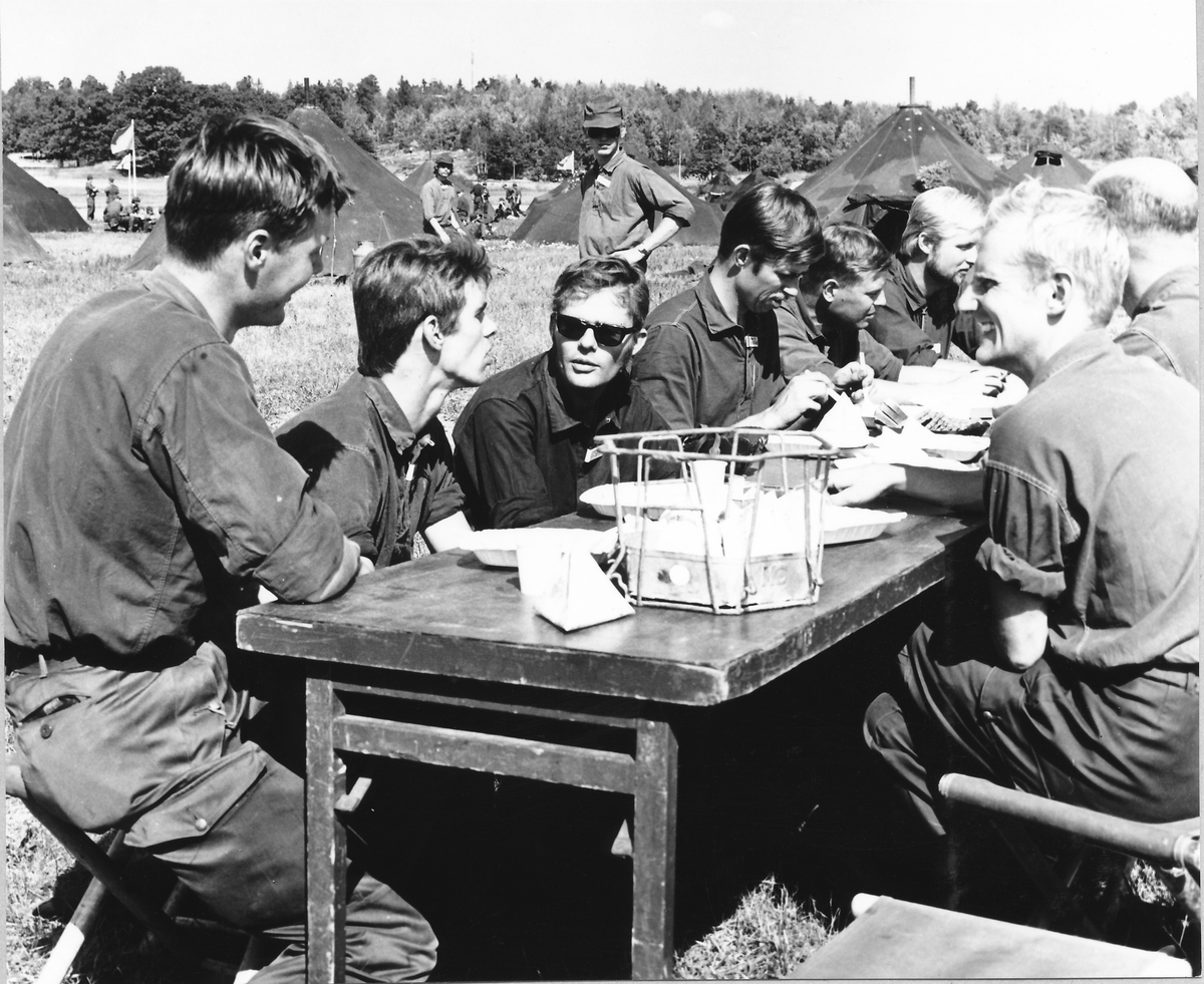 Skarpnäcks sportflygfält, Stockholm
3. komp befäl vid matbordet. Fr.v. okänd, fu Tommy Jansson, fk Hans Flodell, öfu Peter Tengbrand, fj Bengt Lundgren, öfu Karlsson. t.h. öfu Harry Söderberg och delvis skymd
öfu Karl-Erik Nord.