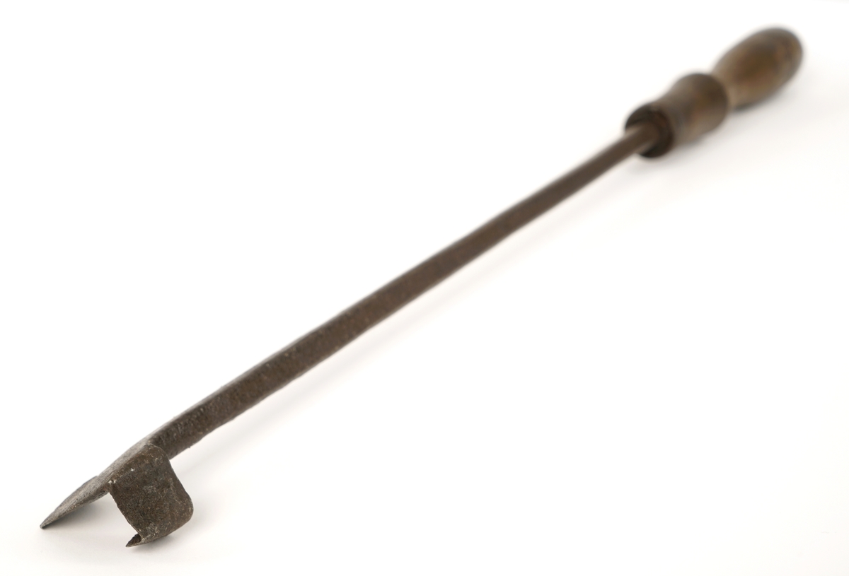 Svijern av metall med trehåndtak. "7"