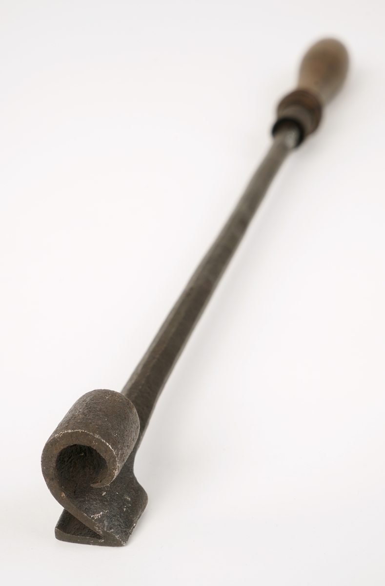 Svijern av metall med trehåndtak. "2"