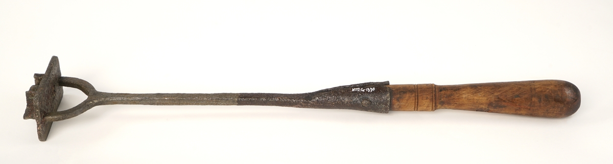 Svijern av metall med trehåndtak. "1/2"