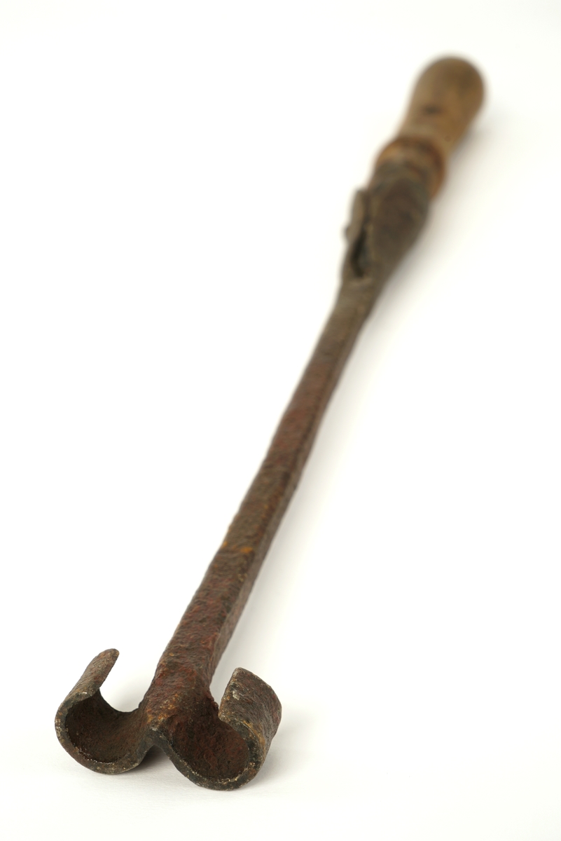 Svijern av metall med trehåndtak. Svimerke  " 3 "