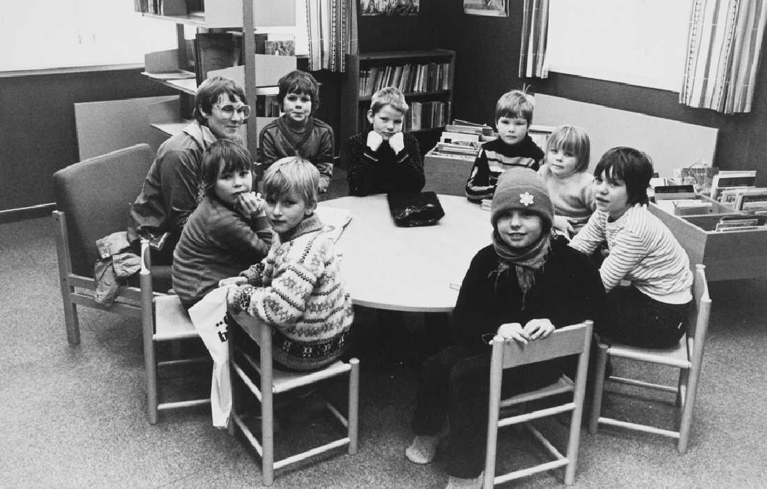 Leirfjord, Leland. Skoleklasse fra Leines skole på bibliotektur i Breivika. Fra v. rundt og opp mot høyre: Tina Solvang, Linda Myrvang, Torun Midtgaard (lærer), Håvard Meyer, Aksel Ludvigsen, Lisbeth Meisingseth, Marit Edvardsen, Elfrid Meyer, Laila Van Der Reek.
Bildet er brukt i Leirfjordkalenderen - april 2010