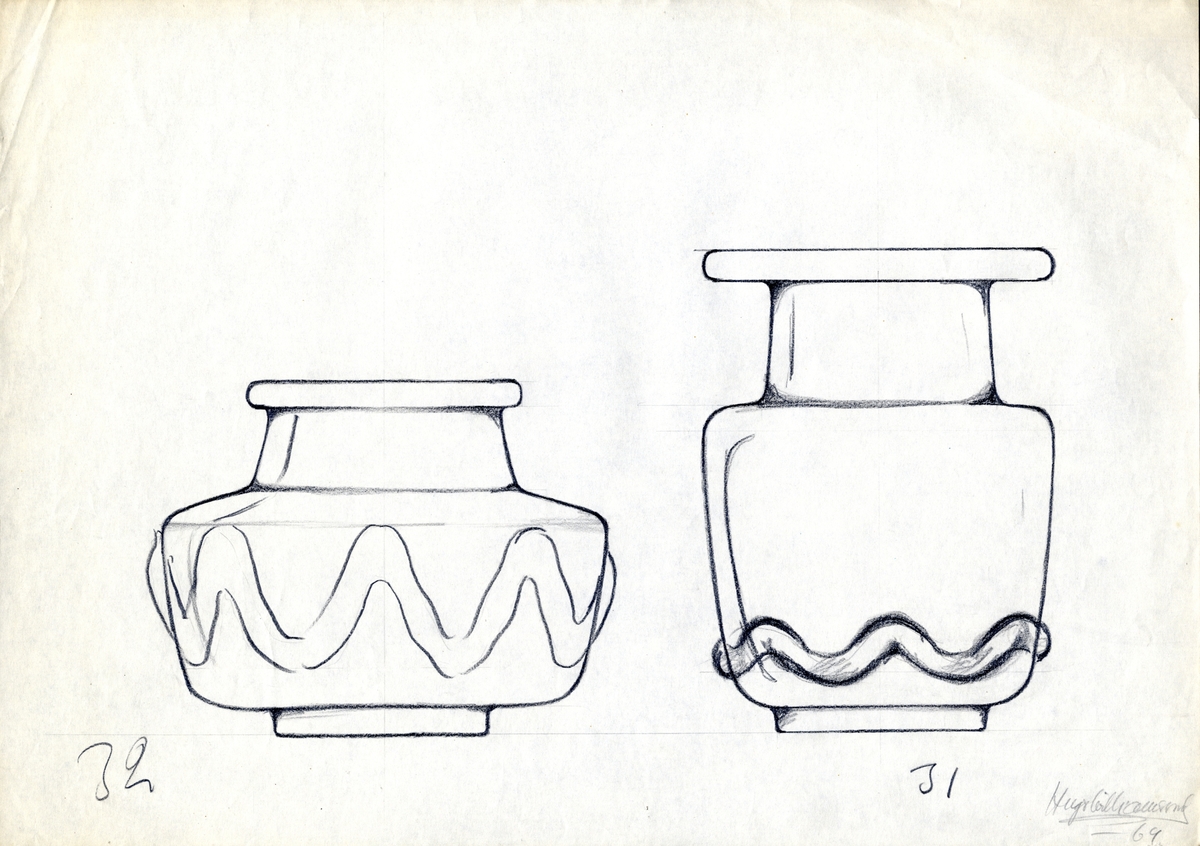 Blyertsteckning.
Föremålsskiss föreställande två kraftiga, låga glasvaser med zickzack-dekor.