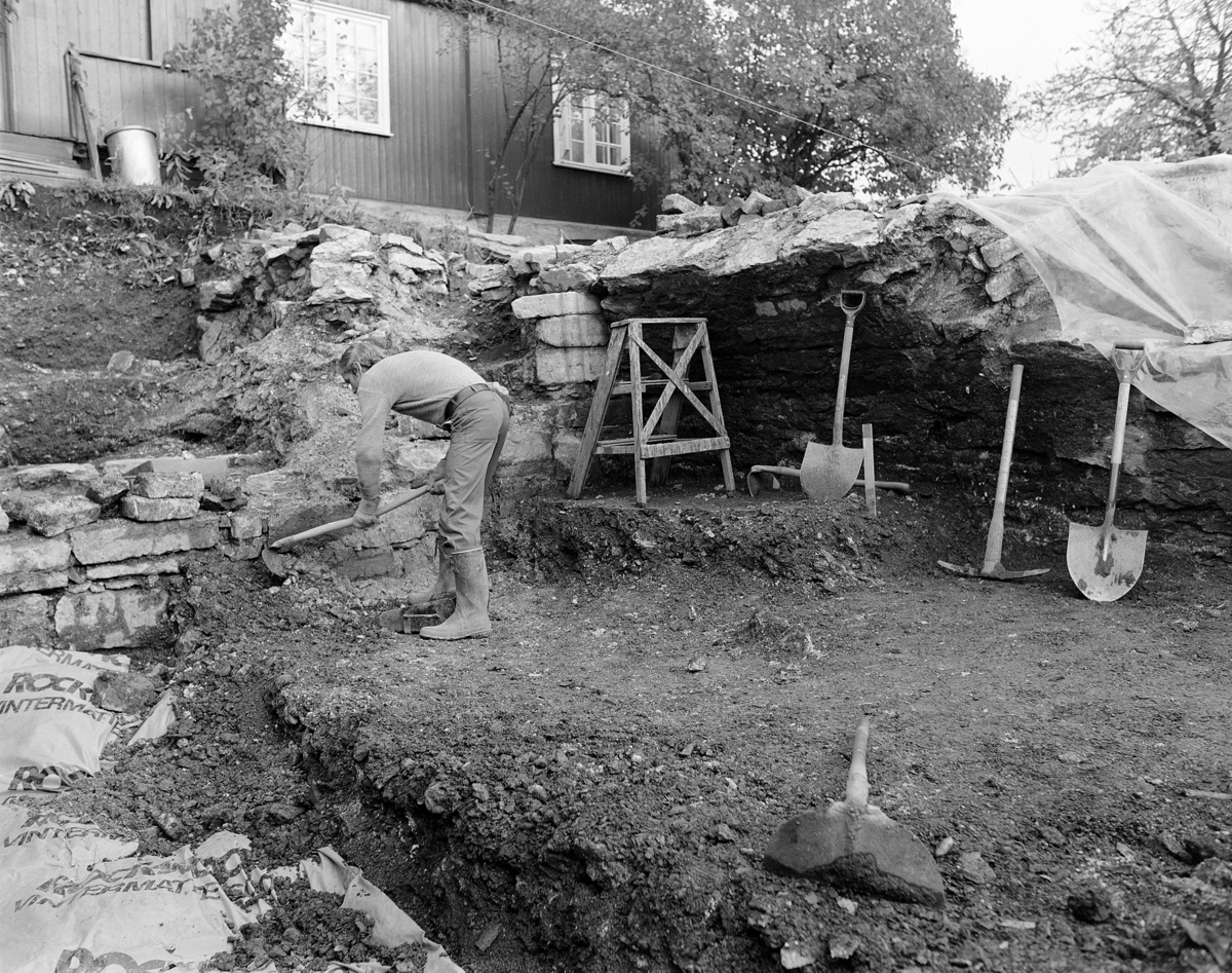 Arkeologiske undersøkelser i kjellerruin vest for drengestua 1986-1989. Utgravning av sydøstre hjørne av den eldste delen av kjelleranlegget 1988. Werner Kahdeman