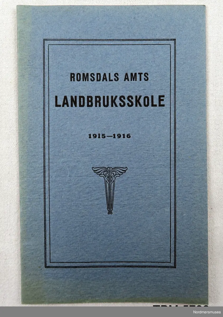Lite, blått hefte, 20 sider. Inneheld årsrapport frå skolen.