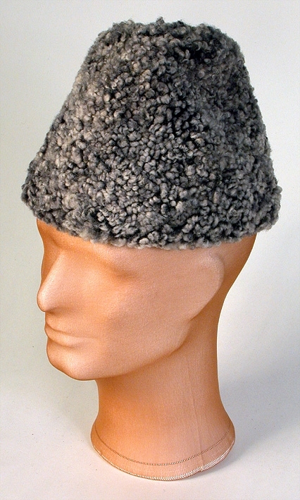 Herrmössa, vintermössa i grå skinnimitation (krimmer). Hög stukad kulle.
