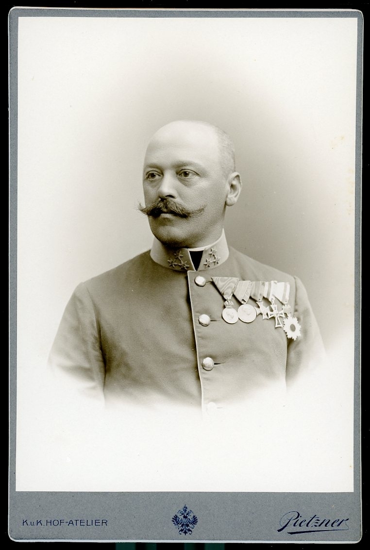 Kabinettsfotografi: Hugo Fischer von See, österrikisk-ungersk överste med medaljer på bröstet.