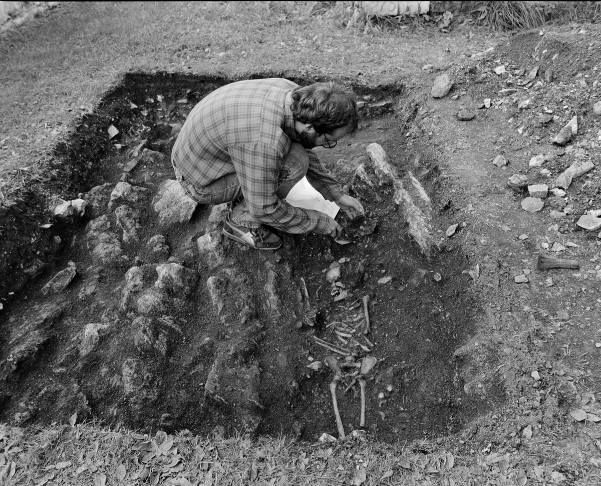 Utgravinger, arkeologi ved Hamar Domkirkeruin, Alf Tore Hommedal. Prøvefelt 3. Arkeolog Alf Tore Hommedal i arbeid.