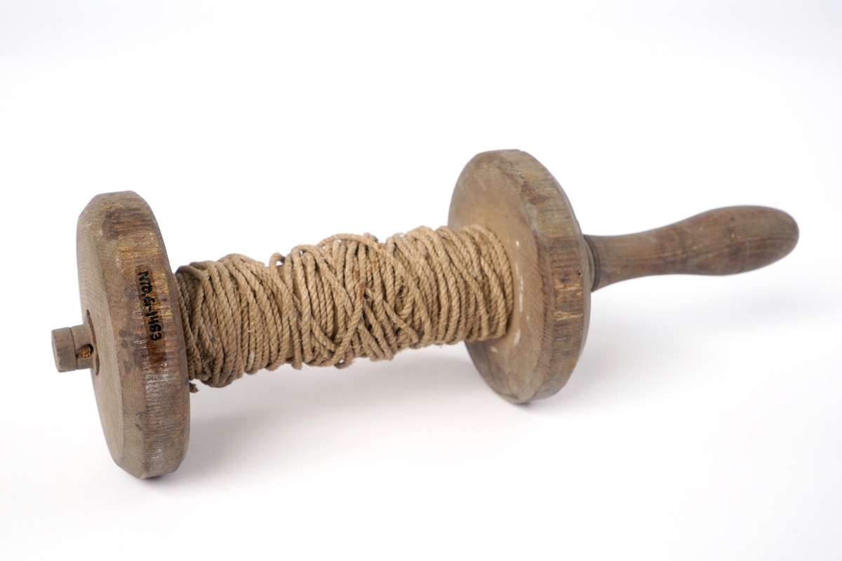 En trådsnelle av tre med  trehåndtak i den ene enden.