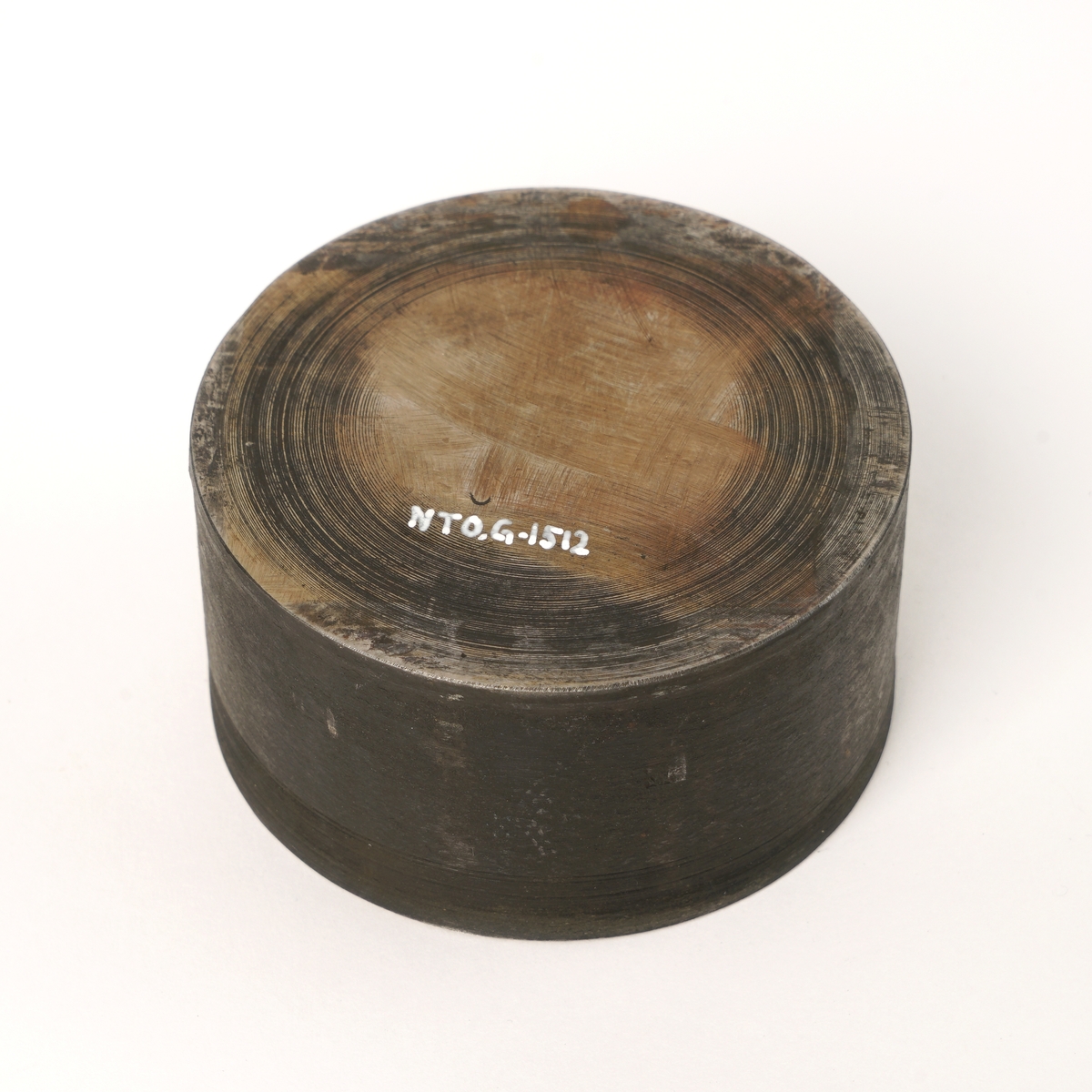 Stanse av metall med  til utstansing av kontrolltegn/tolltegn. Stansen er rund