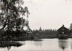 Smedbostäder vid Toverums Järnbruk, Småland. I förgrunden bruksdammen.