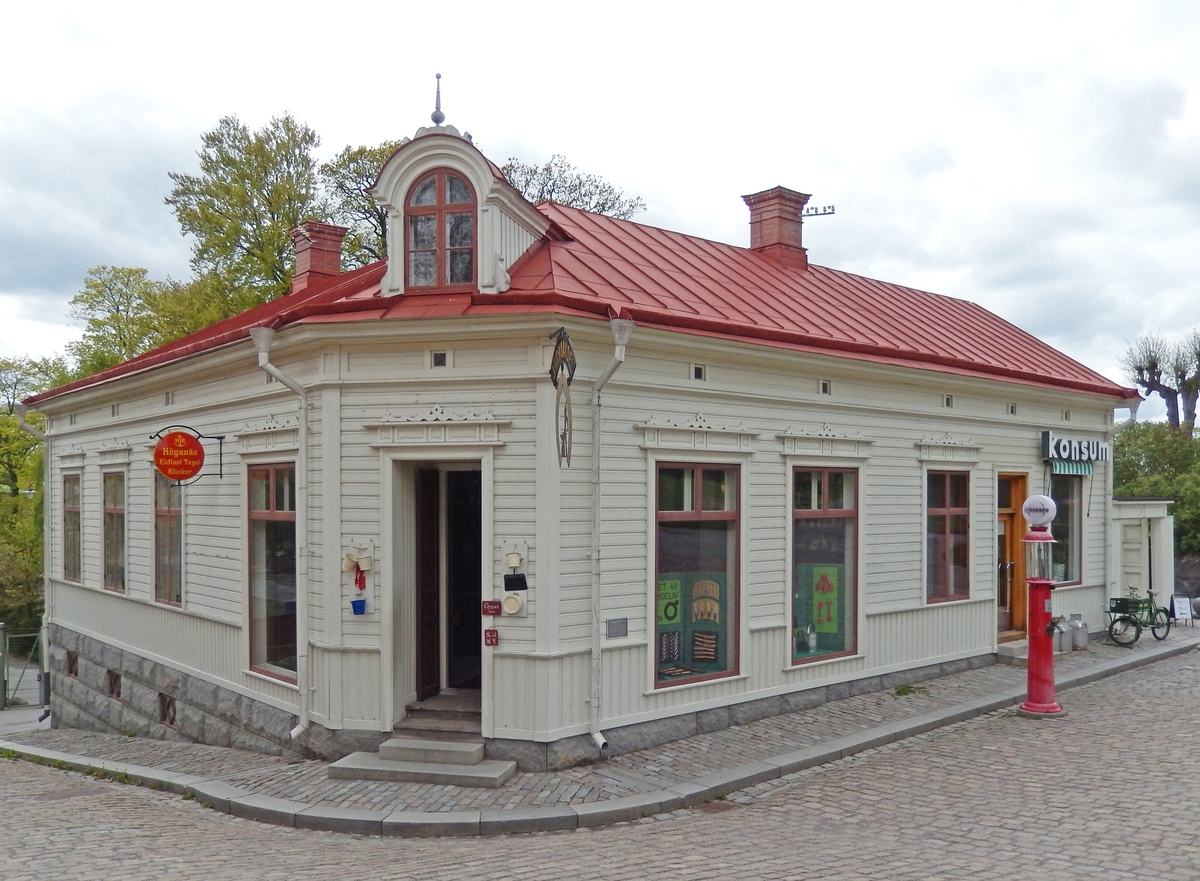 Järnhandlarens hus i Skansens stadskvarter är till sin fasad uppfört efter förlagan på Repslagargatan 8 (Modisten 3) i Hudiksvall. Stommen är modern. 

Byggnaden är uppförd i en våning, med källare i souterräng, grunden är av huggen natursten. Fasaden är klädd med liggande panel målad i en ljust vit kulör. Fasaden delas in av lisener vid det avskurna hörnet, samt med horisontell mittelbandslist i fönstrens underkant samt som en artikulering av vindsvåningen. Taket är brutet och klätt med rödmålad plåt. Vid det avskurna hörnet finns en takkupa med rundat överstycke, snickarglädje samt spira. Byggnaden har två murade skorstenar i tegel.

 Järnhandlarens hus rymmer en järnhandel med kontor, en järnhandlarbostad samt en konsumbutik. 

Byggnaden uppfördes på Skansen under åren 2004-2005.