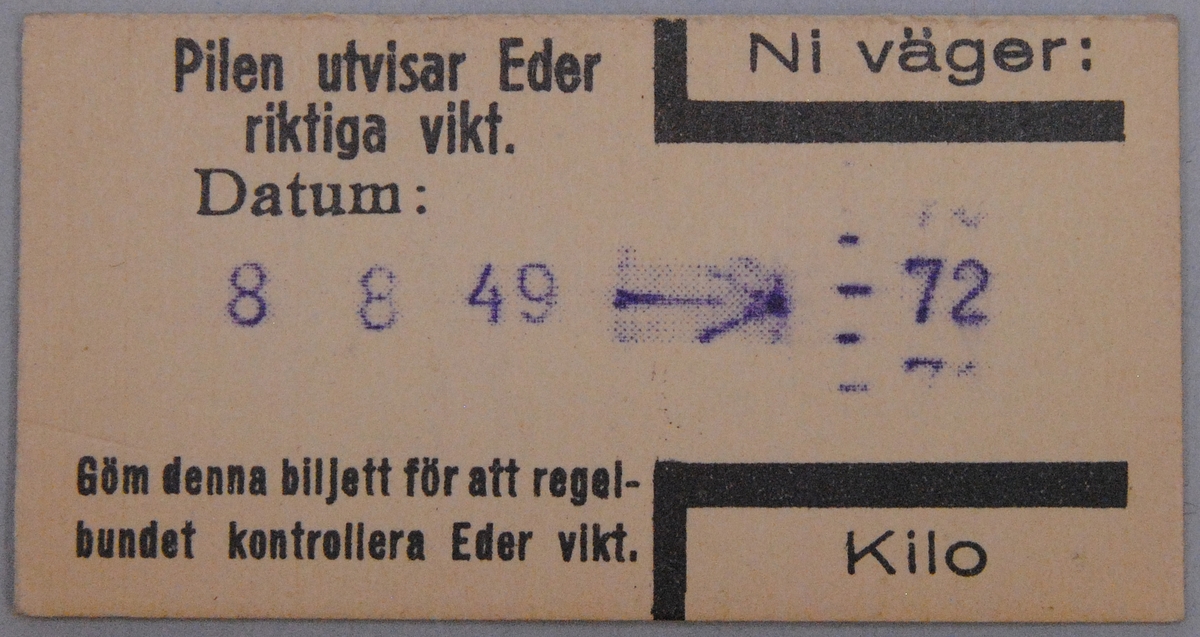 Viktbiljett i edmondsonformat med fotomotiv på ena sidan samt datum och vikt tillsammans med instruktioner på den andra.

Motivsidan har ett foto i stående format med bildtexten "VISBY" i nederkanten. Fotot är taget norrut från Ryska gränd strax söder om Övre och Nedre Finngränd med Domkyrkan i fonden. I bildens mitt syns gaveln på Övre Finngränd 1 och till vänster om det en grupp barn. Nedanför fotot finns en tom yta där det vanligen brukar finnas text eller stämplat datum.

Den andra sidan har förtryckt text i svart och stämplade siffror i lila. Till vänster finns datumet följt av en pil som pekar mot en vågskala med vikttalen ovanför varandra.