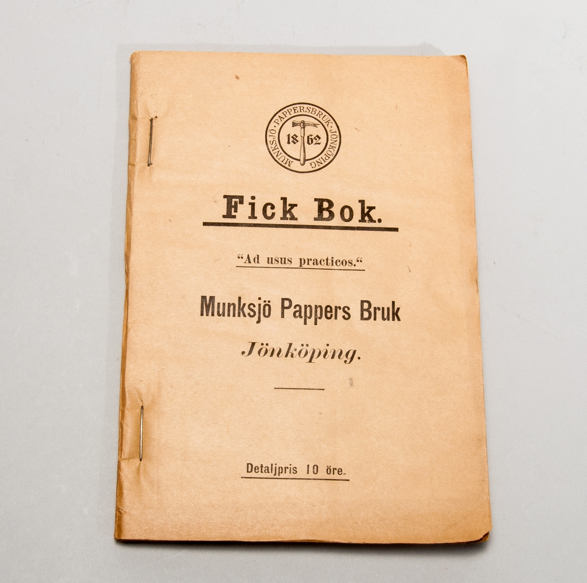 En bunt toalettpapper i form av "Fickbok ad usus practicos".