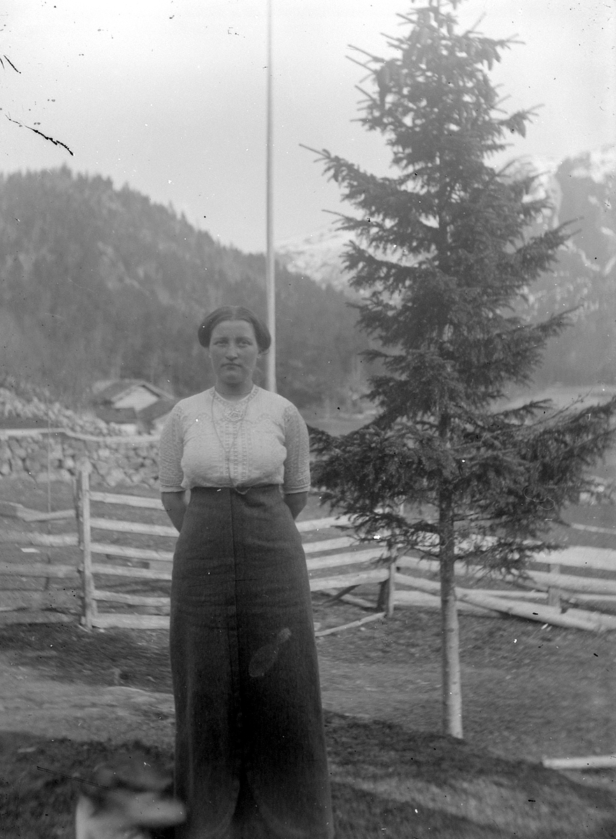 Fotoarkivet etter fotograf Aanund Olavson Edland. Utendørs portrett av Kristina (Stina) Gugarden.