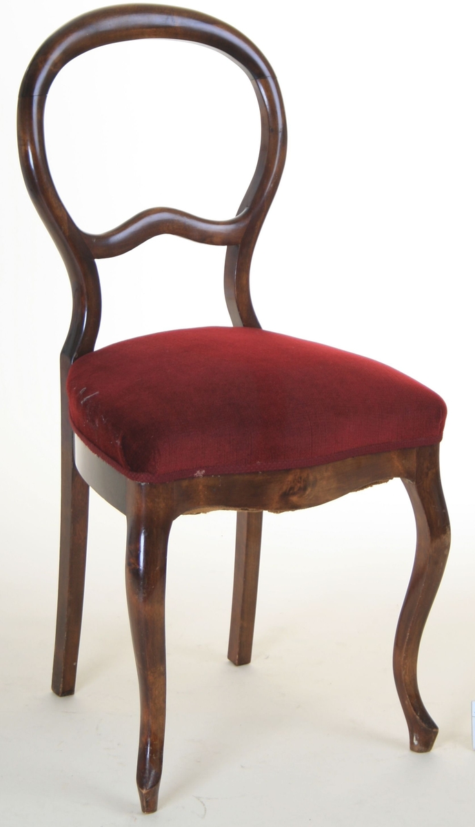 Rund rygglener, svakt S-formede bein.