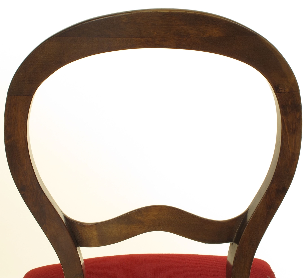 Rund rygglener, svakt S-formede bein.