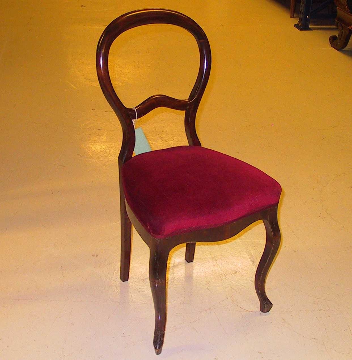 Rund rygglener, svakt S-formede bein.