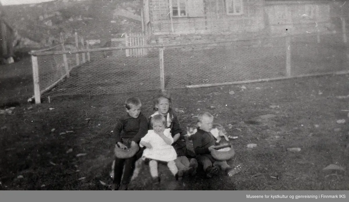 Nordvågen. Barna Kirsti (foran), Johannes, Signe og Sigurd Klevstad. Ca 1926.