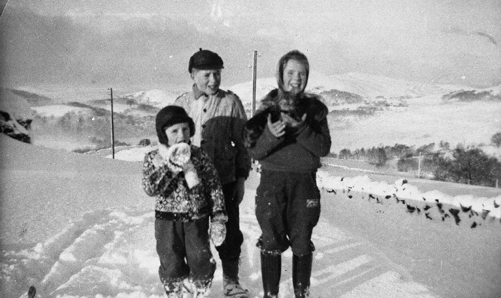 Barne til Liv f. Sæland og Kristian Fjermestad ute i snøen. F. v. : Einar Fjermestad (1950 - ), Jonaas Fjermestad (1945 - ) og Annlaug Fjermestad (1947 - )