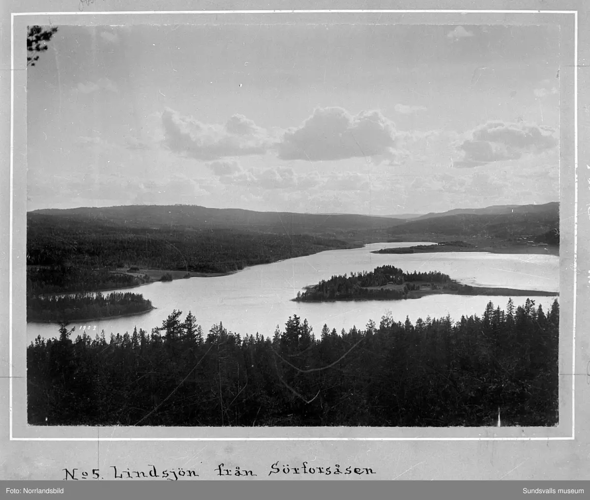 Gamla bilder från Attmar och Sörfors 1902. Originalfoto av fotografen Hildur Björklind, reprofotograferat för SCA.
1: Vy från Lucksta österut över sjön Marmen, Kampåkern, Ladsvedjan mot utloppet i Ljungan.
2: Vy söderut över gamla Sörfors bruk mot sjön Vikarn och Näset.
3: Lindsjön sedd från Sörlindsjö.
4: Lindsjön fotograferad från Sörforsåsen.
5: Sörfors bruk.
6: Sörfors trämassefabrik.
7: Attmars kyrka.
8: Landsvägen i Lucksta mot Sörfors.
9: Övre delen av sjön Marmen vid Ljungans inlopp. Tuna kyrka i bakgrunden.