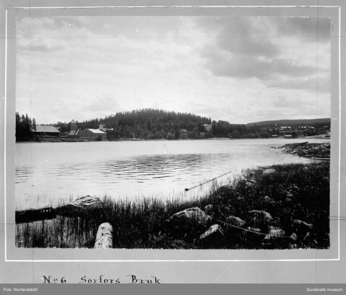 Gamla bilder från Attmar och Sörfors 1902. Originalfoto av fotografen Hildur Björklind, reprofotograferat för SCA.
1: Vy från Lucksta österut över sjön Marmen, Kampåkern, Ladsvedjan mot utloppet i Ljungan.
2: Vy söderut över gamla Sörfors bruk mot sjön Vikarn och Näset.
3: Lindsjön sedd från Sörlindsjö.
4: Lindsjön fotograferad från Sörforsåsen.
5: Sörfors bruk.
6: Sörfors trämassefabrik.
7: Attmars kyrka.
8: Landsvägen i Lucksta mot Sörfors.
9: Övre delen av sjön Marmen vid Ljungans inlopp. Tuna kyrka i bakgrunden.