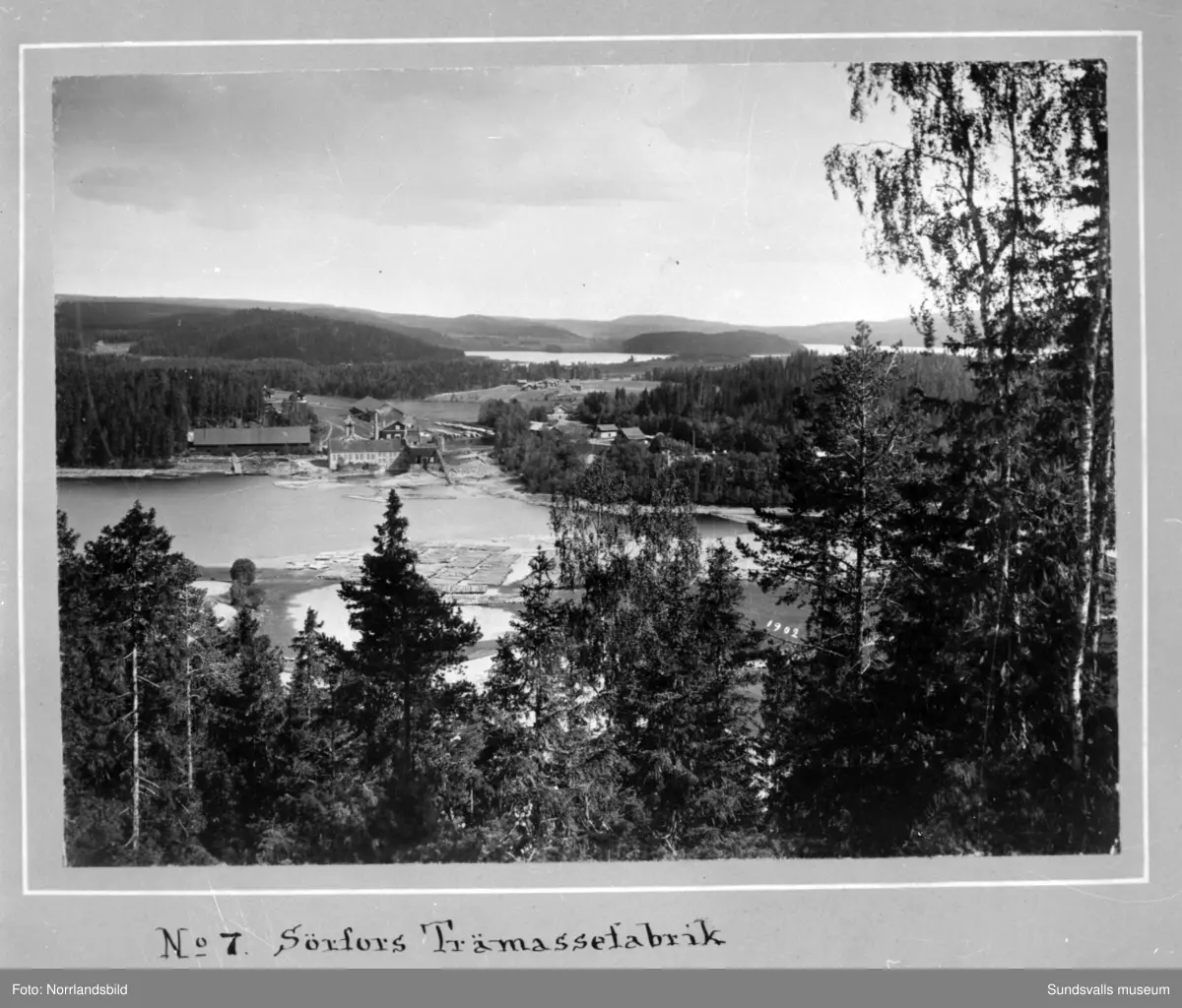 Gamla bilder från Attmar och Sörfors 1902. Originalfoto av fotografen Hildur Björklind, reprofotograferat för SCA.
1: Vy från Lucksta österut över sjön Marmen, Kampåkern, Ladsvedjan mot utloppet i Ljungan.
2: Vy söderut över gamla Sörfors bruk mot sjön Vikarn och Näset.
3: Lindsjön sedd från Sörlindsjö.
4: Lindsjön fotograferad från Sörforsåsen.
5: Sörfors bruk.
6: Sörfors trämassefabrik.
7: Attmars kyrka.
8: Landsvägen i Lucksta mot Sörfors.
9: Övre delen av sjön Marmen vid Ljungans inlopp. Tuna kyrka i bakgrunden.