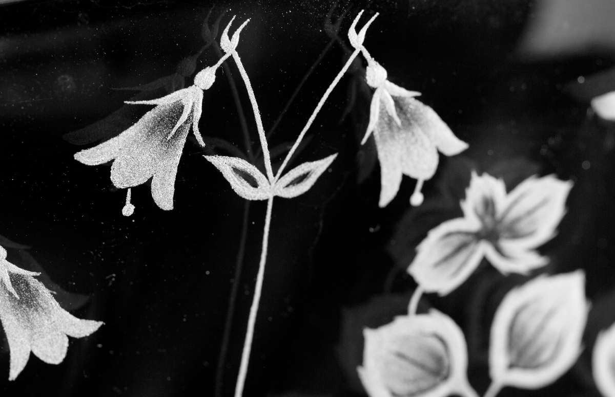 "Statstjänstemannaskålen" formgiven av Lisa Bauer. Artikelnr. 57910.
Klockformad plattad skål på trattformad fot.
Graverad dekor av linnéor och på foten riksvapnet och texten "För nit och redlighet i rikets tjänst".