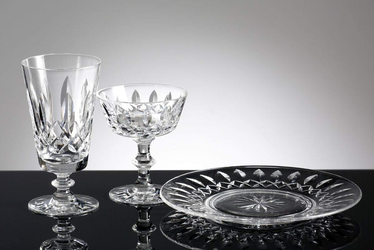 Konformad låg kupa av relativt generösa mått, ben med knapp.
På kupan stående skärslipade "spetsiga ellipser", nederst på kupen en bård av brillianter. Runt foten slipade "spetsiga ellipser".
Helkristall med högt blyinnehåll som ger tyngd åt glaset.
Fotografierna: David Lönnquist under sliparbetet. På gruppbilden står Lönnquist längst till höger.