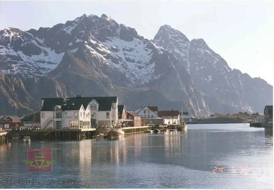 Henningsvær Bryggehotel. Utsikt mot kaiene og fjellene.