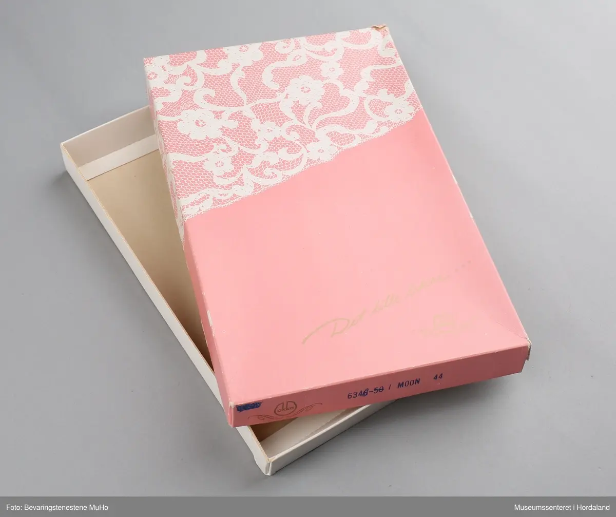 Blonder med blomar på.