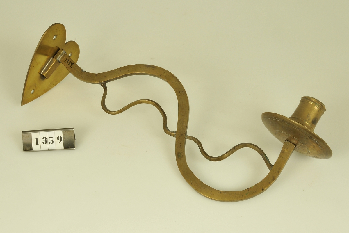 Vägghållaren tillverkad genom museets försorg.

Har eventuellt tillhört Rödene nedbrunna kyrka.

Tillvaratagen på Samrealskolans vind.
Ljushållare där vägghållaren tillverkats genom museets försorg. Har eventuellt tillhört Rödene nedbrunna kyrka. Tillvaratagen på Samrealskolans vind.