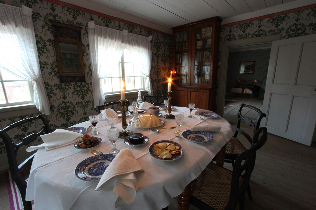 Jul i Boktryckarbostaden. 
Fotodokumentation av den öppna verksamheten i Boktryckarbostaden. Museipedagogernas roll att levandegöra miljön är A och O i Skansen verksamhet och viktig att dokumentera.
Antikvarier och pedagoger iordningställer och gestaltar miljön och bestämmer hur föremålen bäst kan användas och visas.