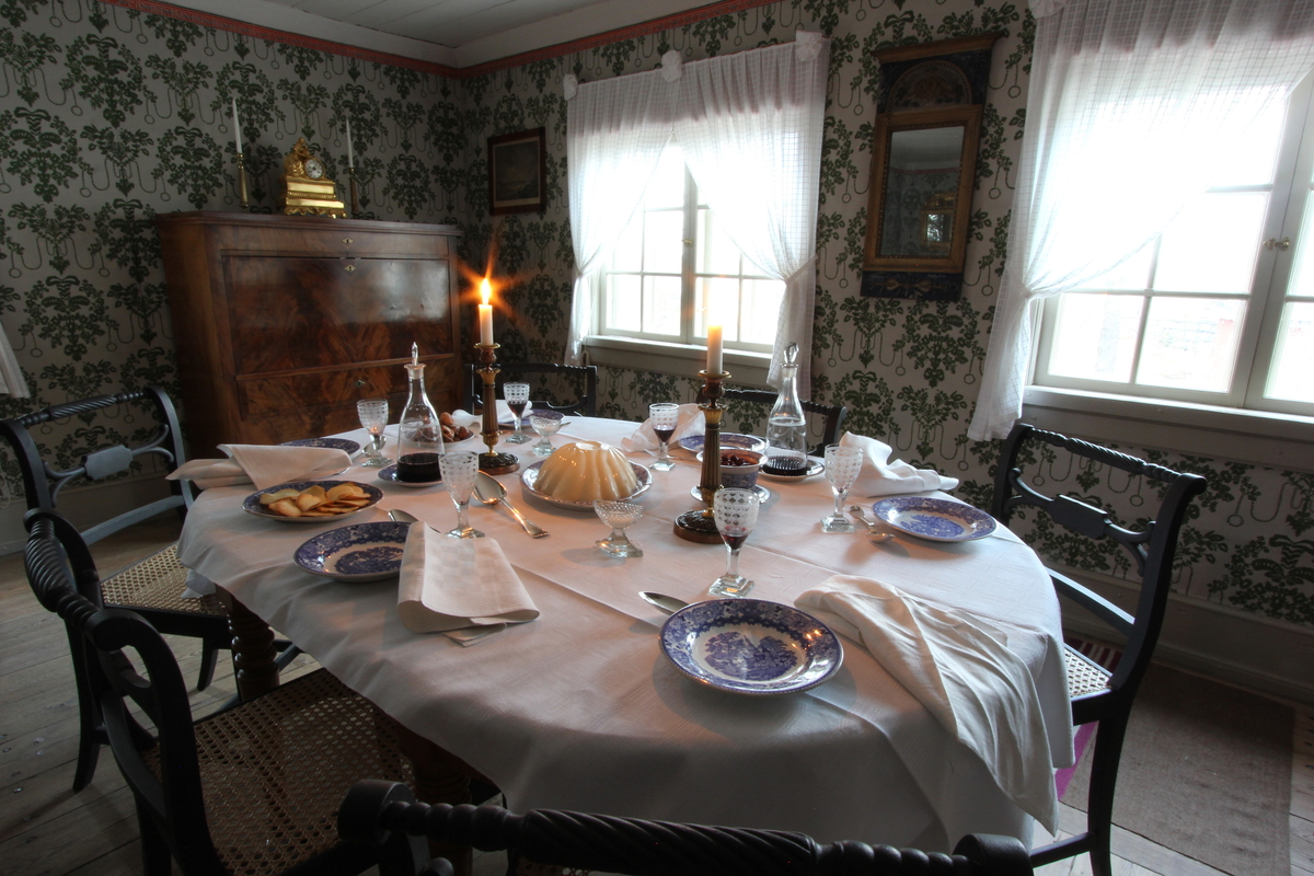 Jul i Boktryckarbostaden. 
Fotodokumentation av den öppna verksamheten i Boktryckarbostaden. Museipedagogernas roll att levandegöra miljön är A och O i Skansen verksamhet och viktig att dokumentera.
Antikvarier och pedagoger iordningställer och gestaltar miljön och bestämmer hur föremålen bäst kan användas och visas.