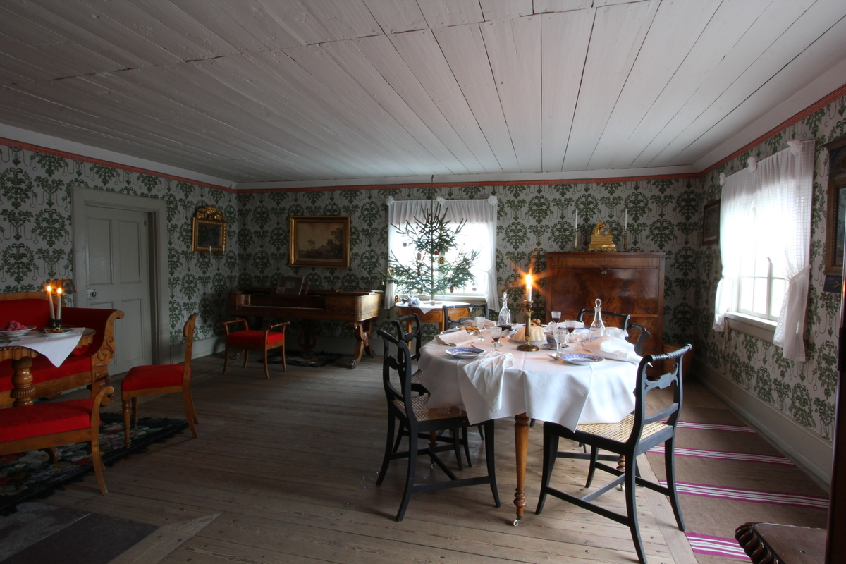 Jul i Boktryckarbostaden. 
Fotodokumentation av den öppna verksamheten i Boktryckarbostaden. Museipedagogernas roll att levandegöra miljön är A och O i Skansen verksamhet och viktig att dokumentera.
Antikvarier och pedagoger iordningställer och gestaltar miljön och bestämmer hur föremålen bäst kan användas och visas.