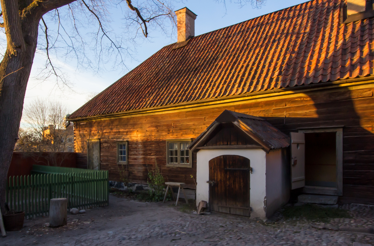 Jul i Boktryckarbostaden. 
Fotodokumentation av den öppna verksamheten i Boktryckarbostaden. Museipedagogernas roll att levandegöra miljön är A och O i Skansen verksamhet och viktig att dokumentera.
Antikvarier och pedagoger iordningställer och gestaltar miljön och bestämmer hur föremålen bäst kan användas och visas.