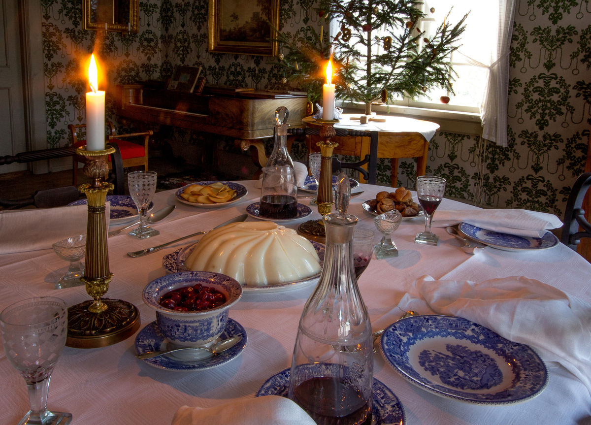 Jul i Boktryckarbostaden. 
Fotodokumentation av den öppna verksamheten i Boktryckarbostaden. Museipedagogernas roll att levandegöra miljön är A och O i Skansen verksamhet och viktig att dokumentera.
Antikvarier och pedagoger iordningställer och gestaltar miljön och bestämmer hur föremålen bäst kan användas och visas.