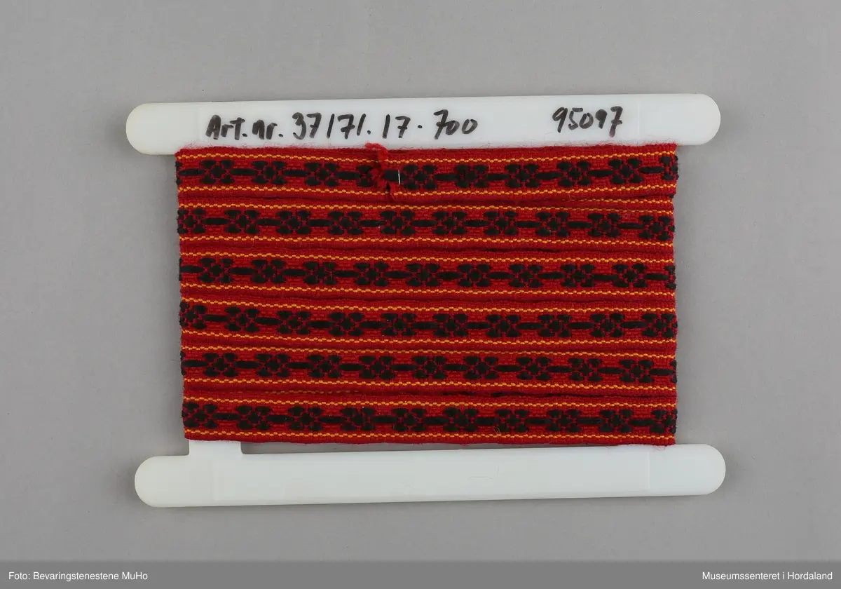 Vevd ullband produsert ved bandfabrikken Cebelle-Trengereid i Bergen.