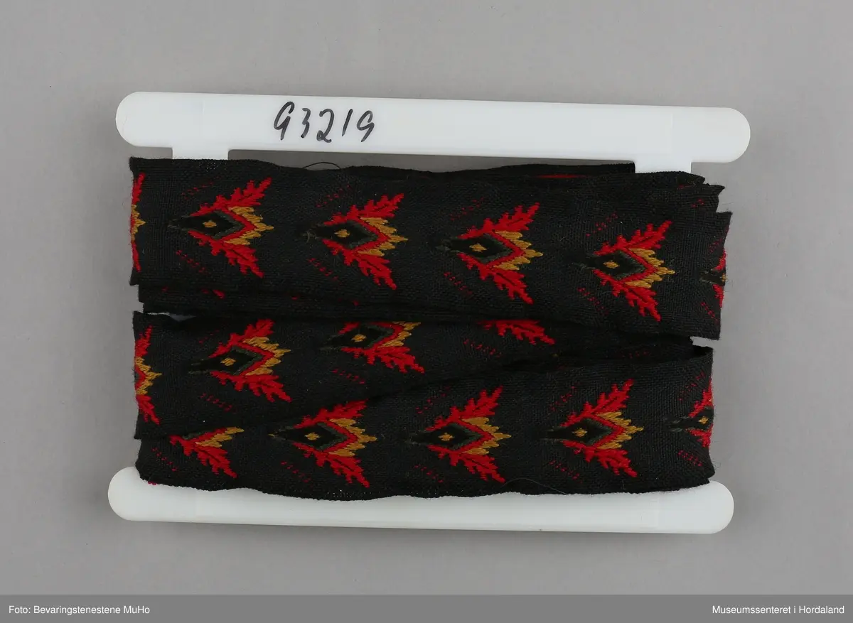 Vevd ullband produsert ved bandfabrikken Cebelle-Trengereid i Bergen. Truleg skalleband til samedrakt.