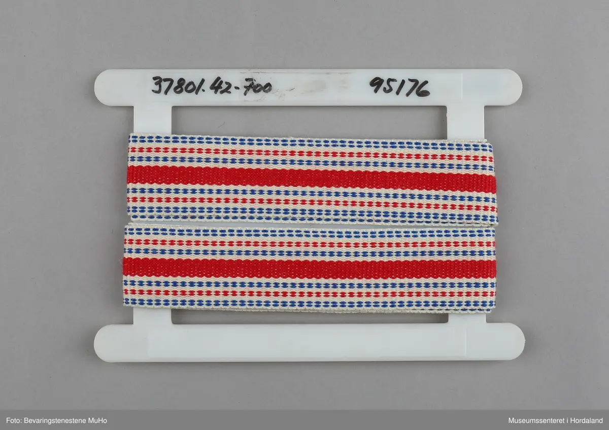 Vevd band, produsert ved bandfabrikken Trengereid Fabrikker i Bergen.