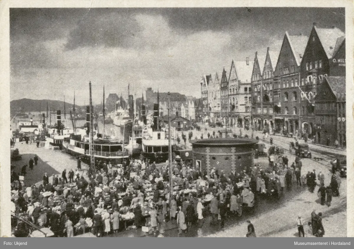 Postkort av Bryggen i Bergen, før 1945.