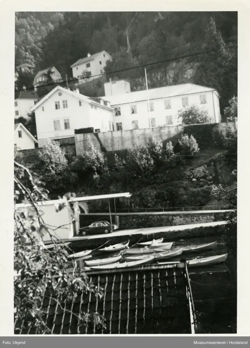 Salhus med gamleheimen "Kveldheim", bygd av Salhus Tricotagefabrik.
