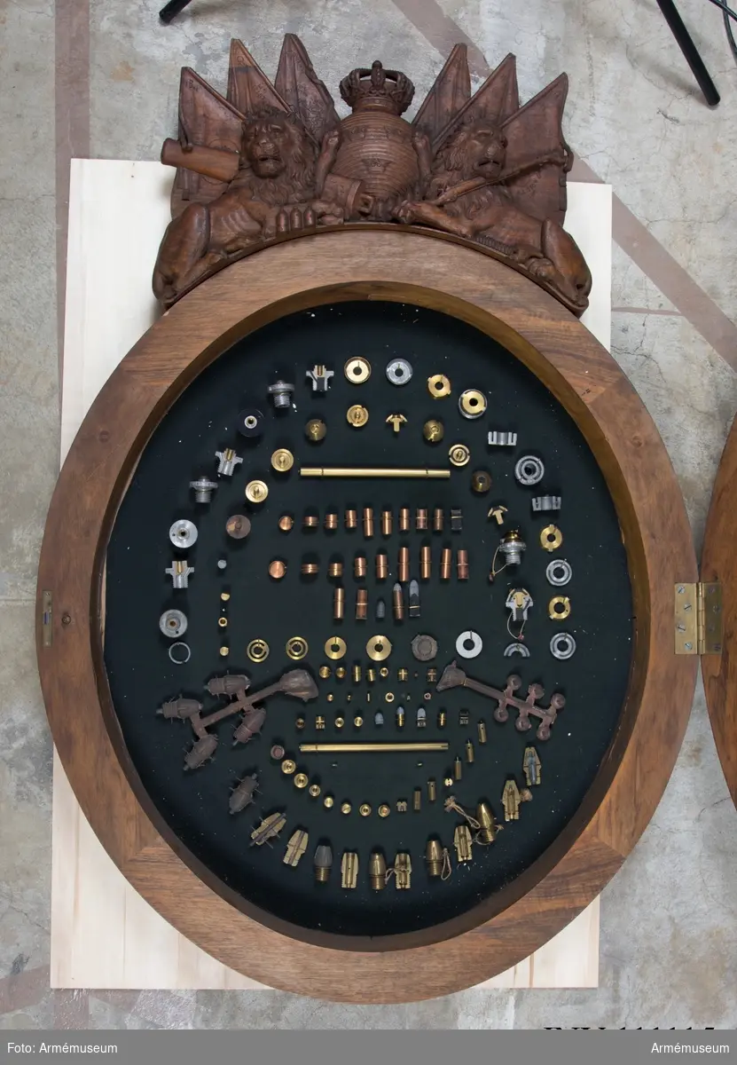 Monter, rikt snidad, från Kungl. Fyrverkarcorpsen.