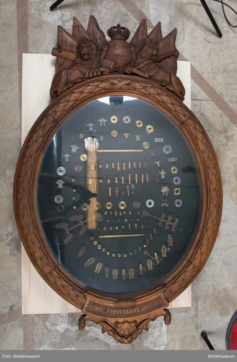 Monter, rikt snidad, från Kungl. Fyrverkarcorpsen.